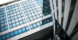 Qu'est-ce qu'une holding ? Avantages et inconvénients