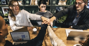 Qu'est-ce qu'une SA (Société Anonyme) : caractéristiques, avantages et inconvénients