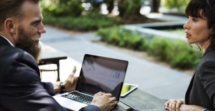 Mon conjoint peut-il m’aider dans l'entreprise ? Quel statut ?