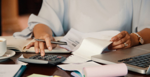 Cotisations sociales et fiscales de l'auto-entrepreneur : le dossier complet