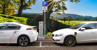 Borne de recharge parking d'entreprise : conseils, devis et aides