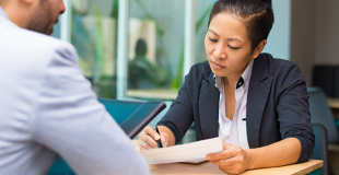 Sous-traiter l'établissement des bulletins de paie : avantages et inconvénients