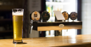 Ouvrir un bar ou pub : procédure, réglementation, étapes pour réussir