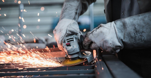 Que représente le secteur industriel dans l'économie française ?