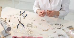 Devenir créateur de bijoux artisanaux : procédure, réglementation, étapes pour réussir