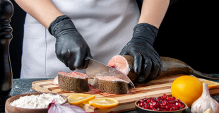 Devenir chef ou traiteur à domicile : procédure, réglementation, étapes pour réussir