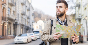 Devenir guide touristique indépendant : procédure, réglementation, étapes pour réussir