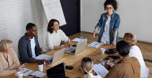 Élus du CSE : combien d'heures de délégation ? Qui peut en profiter ?