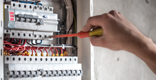 RC Pro électricien : comment choisir ? Quel coût ?