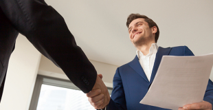 Courtier en Assurance Homme Clé : avantages et comparateur !