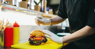 Se lancer dans la restauration rapide : procédure, réglementation, étapes pour réussir