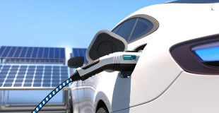 Bornes de recharge alimentées par panneaux photovoltaïques en entreprise : conseils, prix et devis